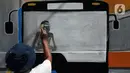 Pekerja menyelesaikan pembuatan mural Kota Jakarta di Tanah Kusir, Kebayoran Lama, Jakarta, Jumat (26/11/2021). Mural tersebut bertujuan sebagai media edukasi masyarakat serta menghias jalan tersebut. (Liputan6.com/Herman Zakharia)