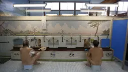 Dua orang pria sedang mandi di salah satu pemandian umum , Tokyo,Jepang,  Senin (5/10/2015) .Kini pemandian air panas umum di jepang hanya tersisa 700 tempat bila dibandingkan dengan tahun 1960 lalu. (REUTERS/Issei Kato)