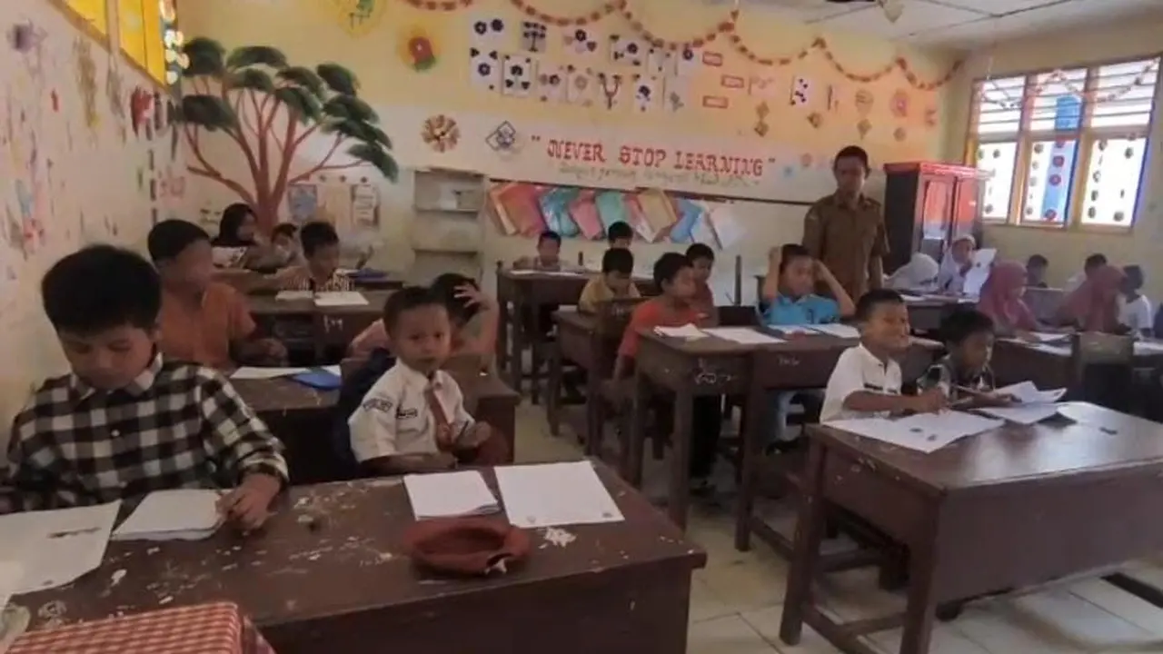 Murid SD Batang Toru Belajar dengan Kondisi Seadanya