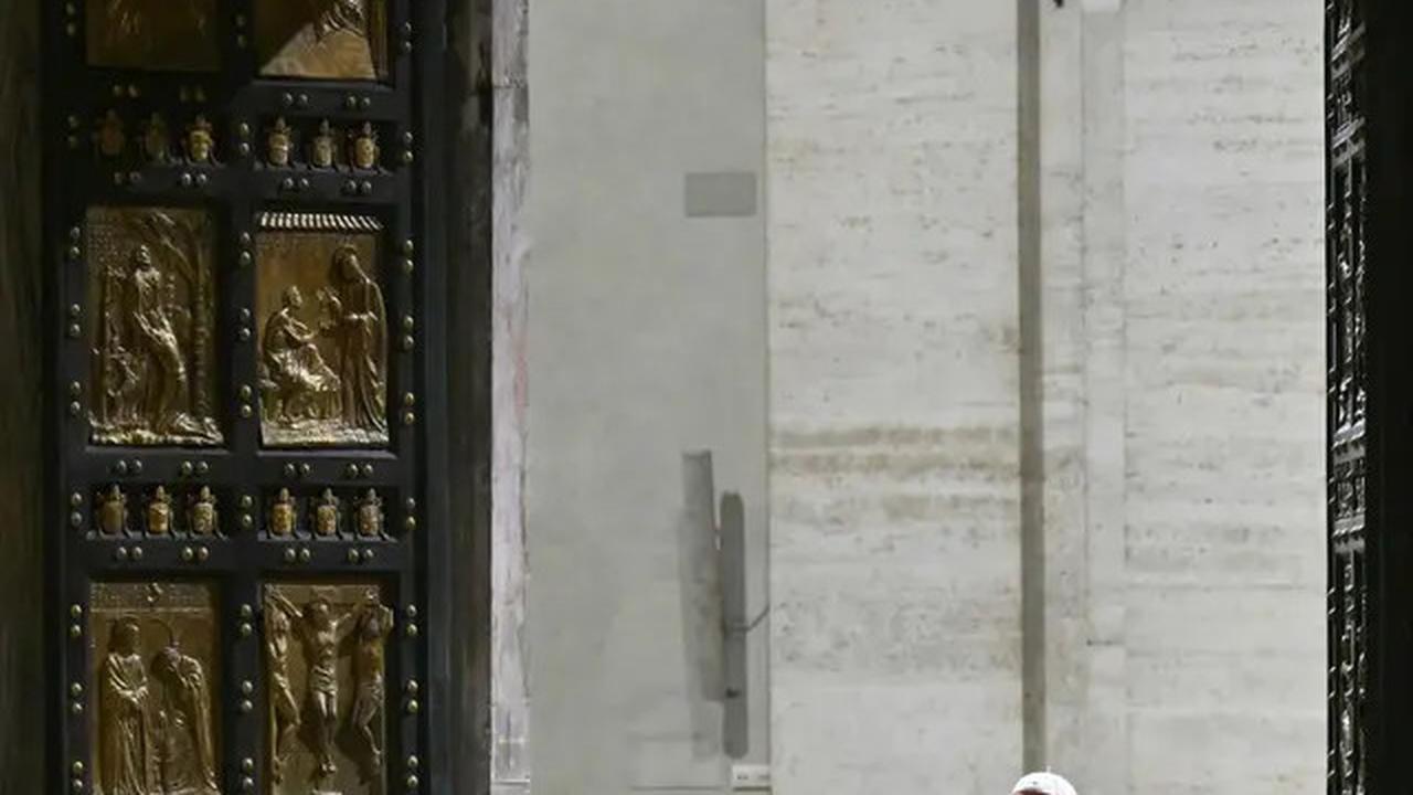Buka Pintu Suci Basilika Santo Petrus, Paus Fransiskus Mulai Yubileum 2025