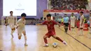 Pemain Timnas Futsal Putra Indonesia, Reza Gunawan  dijaga ketat oleh pemain Timnas Thailand pada laga final SEA Games 2025 cabang futsal di Nontabhuri Stadium, Jumat (19/12/2025). (Dok. Federasi Futsal Indonesia)