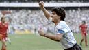 Selebrasi striker Argentina, Diego Maradona setelah mencetak gol ke gawang Belgia dalam laga semifinal Piala Dunia 1986 di Meksiko (25/6/1986). Jadi top skor dengan 6 gol, Diego Mardaona sukses mempersembahkan gelar pertama Piala Dunia U-20 bagi Argentina pada edisi 1979 di Jepang, termasuk dua gol ke gawang Indonesia pada laga perdana Grup B. (AFP/Staff)