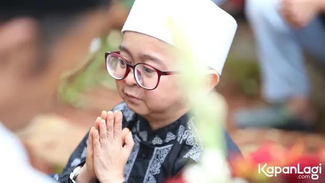 Meninggal Karena Stroke, Ini 7 Potret Haru Daus Mini di Pusara Ayahnya