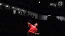 Aksi Ihsan Maulana Mustofa saat melawan Lee Zii Jia pada final bulu tangkis beregu putra SEA Games XXIX Kuala Lumpur, Malaysia, Kamis (24/8). Tim beregu putra bulu tangkis Indonesia berhasil mempersembahkan medali emas. (Liputan6.com/Faizal Fanani)