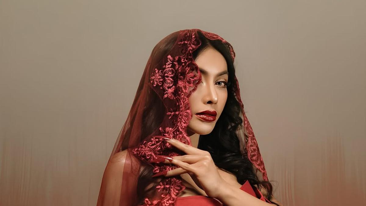 Potret Manglingi Denada Jadi Pengantin Bergaun Merah dan Makeup Bold Berlipstik Merah