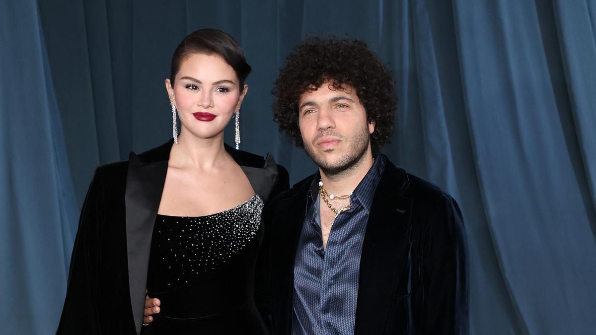 Potret Selena Gomez - Benny Blanco Tampil Perdana di Karpet Merah Sebagai Suami Istri