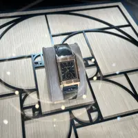 Pada tahun 1931, Jaeger-LeCoultre meluncurkan jam tangan apik yang dikenal dengan seri Reverso. Sebuah ekspresi gerakan Art Deco yang unik dan tak lekang oleh waktu, legenda Reverso dimulai di lapangan polo India tempat lahirnya gagasan tentang jam penunjuk waktu yang bisa dibalik. Dengan desainnya yang dapat dikenali dan pengerjaannya yang sempurna, produk ini langsung disukai oleh para trendsetter dari semua lapisan masyarakat, dan dengan cepat melampaui tujuan aslinya. [ Foto: Fimela.com]