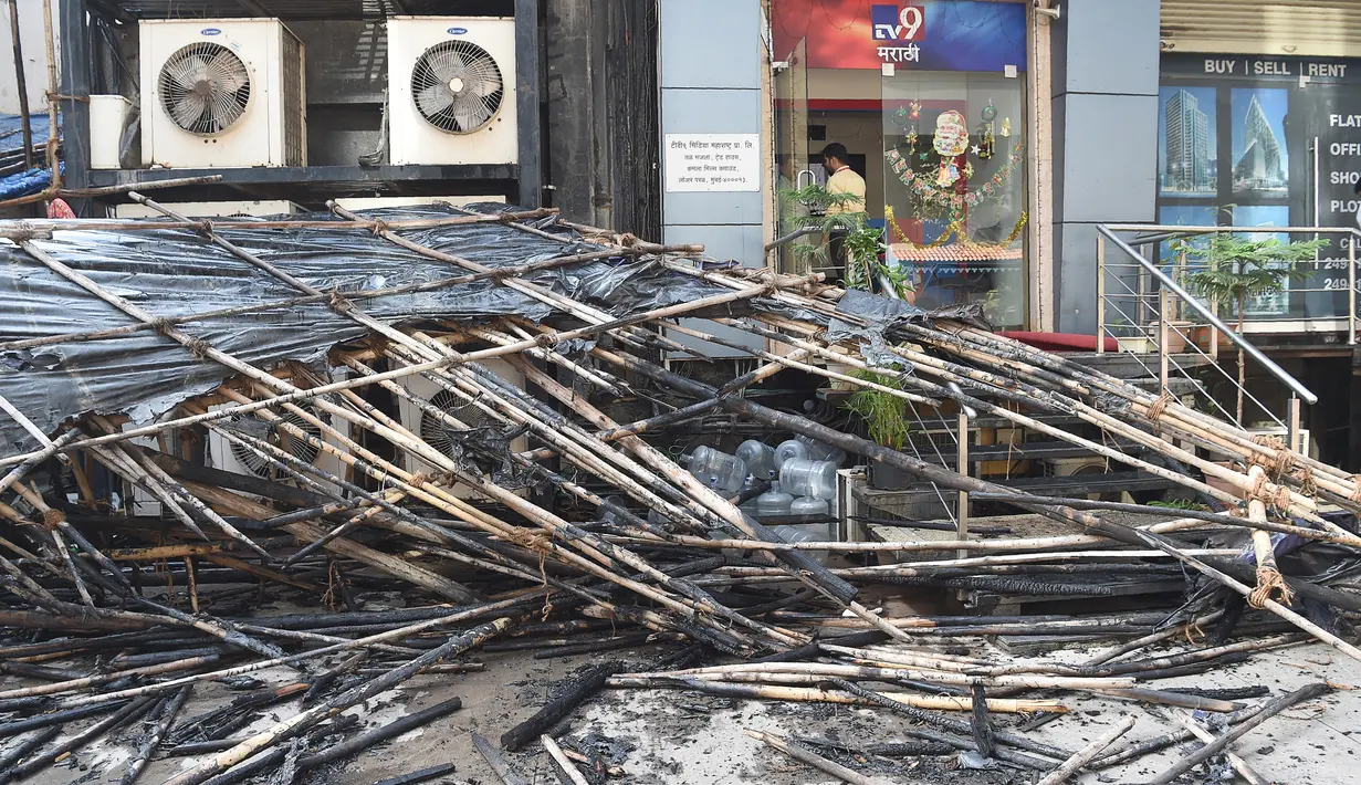 Tumpukan kayu restoran yang sebagian hangus terbakar di Mumbai, India (29/12). Restoran yang populer di India tersebut ludes terbakar dan mengakibatkan 15 orang tewas. (AFP Photo/Indranil Mukhrejee)
