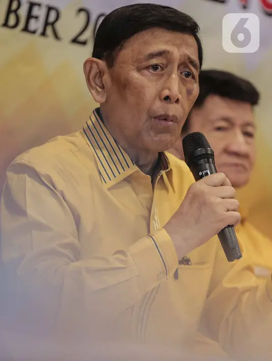 Ketua Dewan Pembina Partai Hanura Wiranto memberikan penjelasan saat menggelar preskon terkait kisruh Partai Hanura di Jakarta, Rabu (18/12/2019). Dalam penjelasannya, Wiranto menyatakan mundur dari Pembina Partai Hanura demi menghindari konflik dengan pengurus Partai. (Liputan6.com/Faizal Fanani)