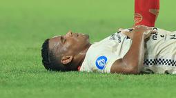 Pemain Bali United, Eber Bessa, tergeletak di lapangan saat melawan Persija Jakarta pada laga pekan ke-13 BRI Liga 1 2023/2024 di Stadion Patriot Candrabhaga, Bekasi, Minggu (24/9/2023). (Bola.com/M Iqbal Ichsan)