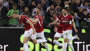 Pemain AC Milan merayakan gol yang dicetak Strahinja Pavlovic dalam pertandingan melawan Udinese pada giornata 32 Serie A Liga Italia di Bluenergy Stadium, Udine, Sabtu (12/4/2025) dini hari WIB. AC Milan menang telak 4-0 dalam laga ini. (Andrea Bressanutti/LaPresse via AP)