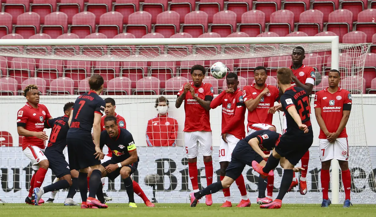 Pemain RB Leipzig, Marcel Halstenberg, melepaskan tendanga ke gawang Mainz 05 di Mainz, Minggu (24/5/2020). RB Leipzig menang dengan skor 5-0 atas Mainz 05. (AP/Kai Pfaffenbach)