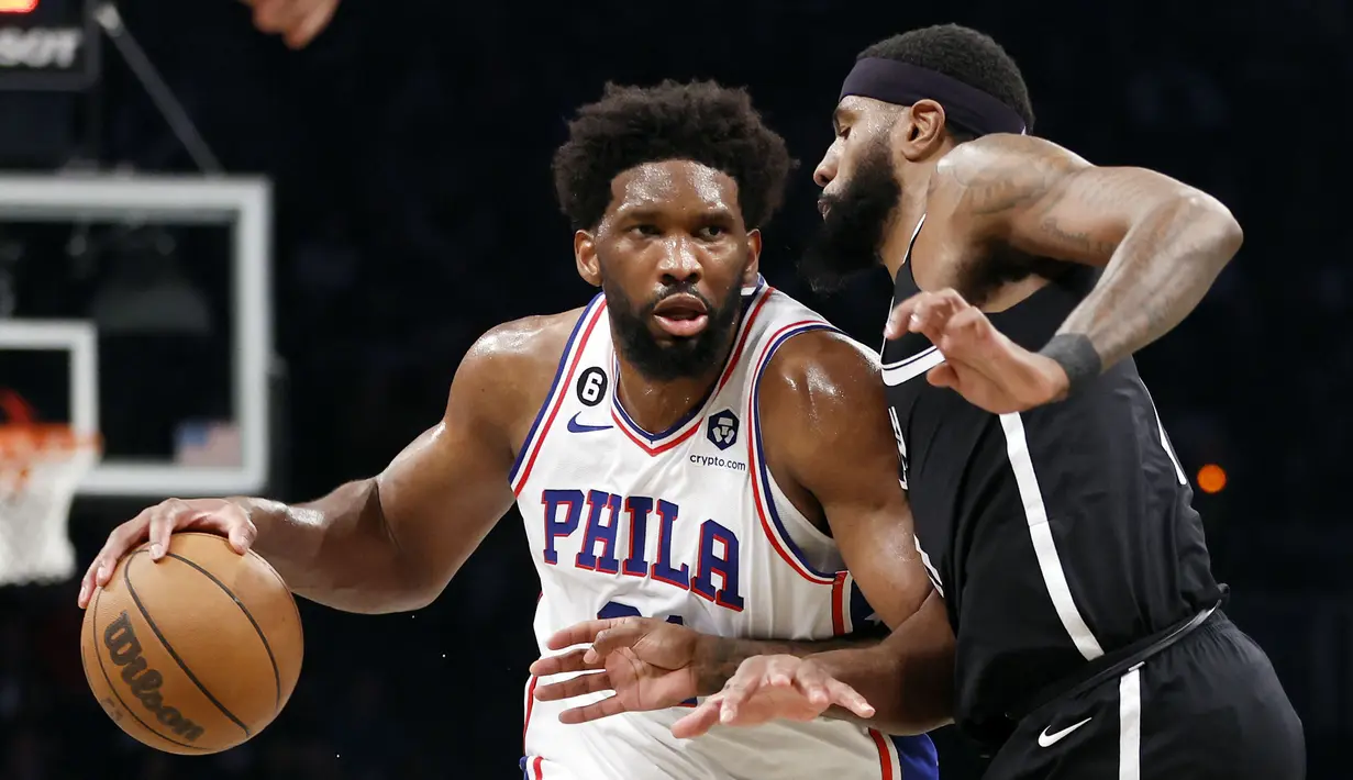 Pebasket Philadelphia 76ers, Joel Embiid (kiri) berebut bola dengan pebasket Brooklyn Nets, Royce O'Neale pada laga NBA Playoff di Barclays Center, Brooklyn Borough, New York City, 20 April 2023. Enam kali NBA All-Star tersebut merupakan center andalan Timnas Basket Prancis. (AFP/Getty Images/Sarah Stier)
Sarah Stier / GETTY IMAGES NORTH AMERICA / Getty Images via AFP