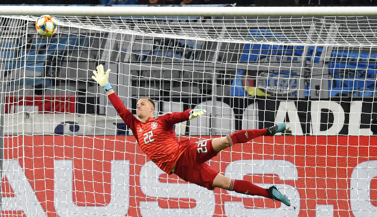 Kiper Jerman, Marc-Andre Ter Stegen, berusaha menghalau bola saat melawan Argentina pada laga persahabatan di Stadion Signal Iduna Park, Rabu (9/10). Kedua tim bermain imbang 2-2. (AP/Martin Meissner)