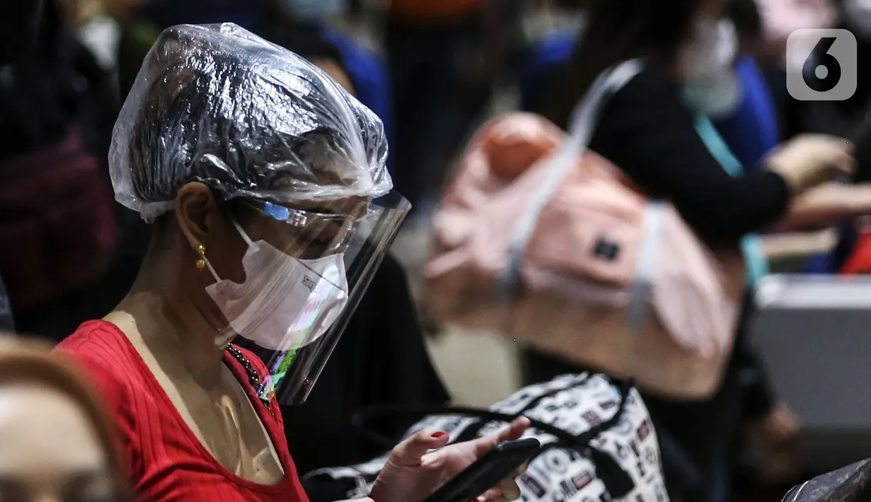 Calon penumpang pesawat mengenakan masker dan pelindung wajah saat menunggu pemberangkatan di Terminal 2 Bandara Soekarno Hatta, Tangerang, Banten, Rabu (5/5/2021). Jumlah pergerakan pesawat mencapai 740 penerbangan baik datang dan pergi. (Liputan6.com/Johan Tallo)