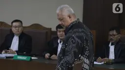 Terdakwa suap pengadaan barang di Badan Keamanan Laut (Bakamla), Erwin Syaaf Arief saat menjalani sidang putusan di Pengadilan Tipikor, Jakarta, Senin (14/10/2019). Majelis Hakim menyatakan Erwin Syaaf Arief bersalah dan dihukum 2,5 tahun penjara, denda Rp100 juta. (Liputan6.com/Helmi Fithriansyah)