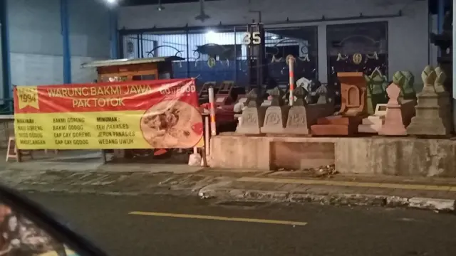 6 Potret Lokasi Warung Ini Nyeleneh Banget, Bikin Pembeli Mikir Dua Kali