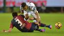 Pemain Juventus, Alex Sandro (atas) terjatuh saat hendak merebut bola dari pemain Cagliari, Mauricio Isla (pada lanjutan Serie A di Sant'Elia Stadium, Cagliari (12/2/2017). (AFP/Giuseppe Cacace)