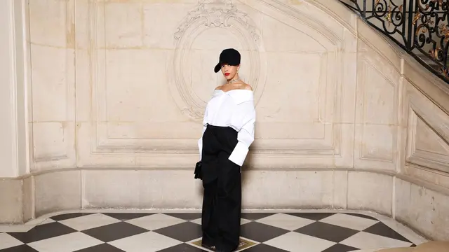 Parade Busana Dark Chic dari Jisoo BLACKPINK, Jennifer Lopez, hingga Yuna Kim di Show Dior Haute Couture