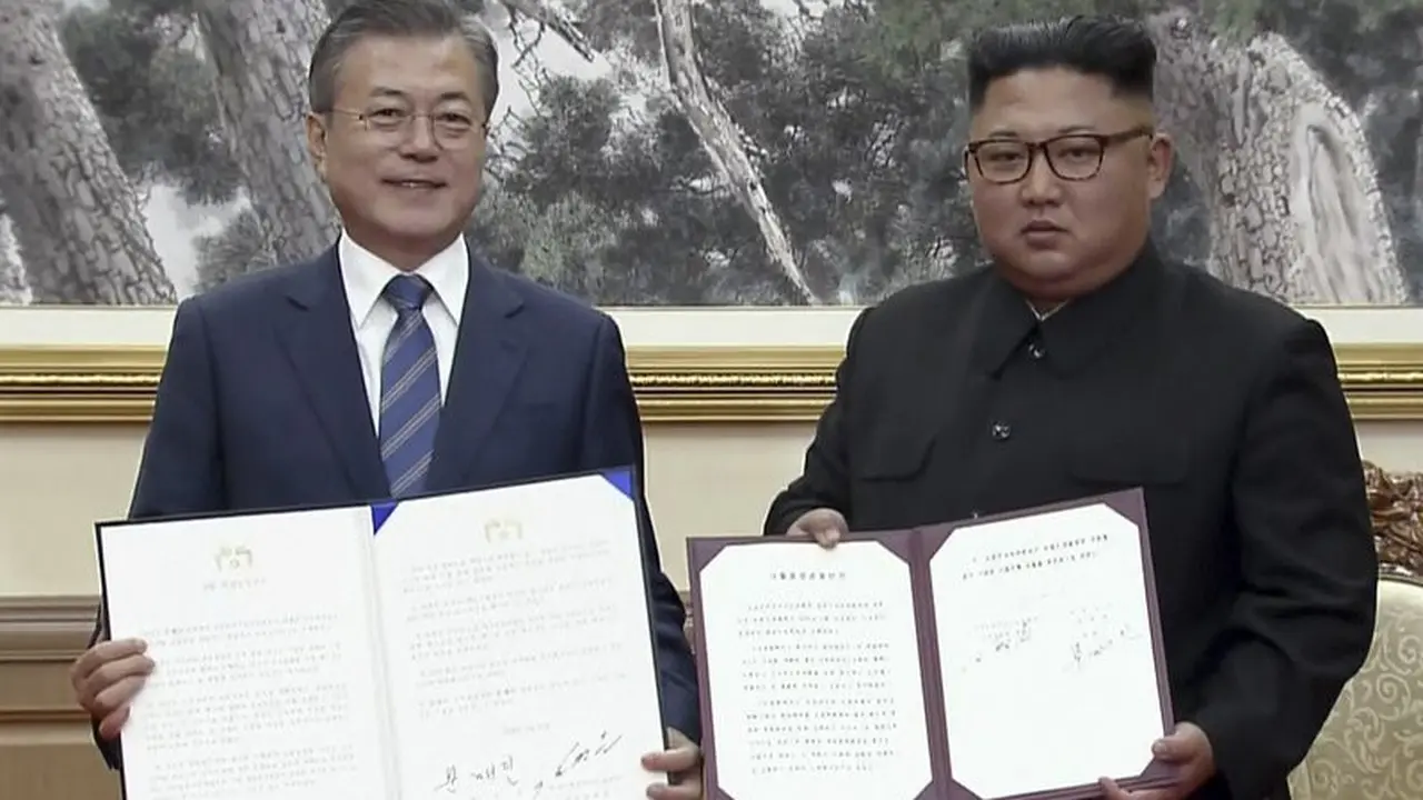 Presiden Moon Jae-in dan Pemimpin Kim Jong-un menandatangani kesepakatan baru dalam pertemuan di Pyongyang (AP)