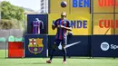 <p>Bek baru Barcelona dari Prancis Jules Kounde menjuggling bola dengan kepalanya saat presentasi dirinya presentasi di tempat latihan Joan Gamper di Sant Joan Despi, Barcelona (1/8/2022). Kounde memang akhirnya memilih Barcelona setelah sempat dikait-kaitkan dengan Chelsea. (AFP/Pau Barrena)</p>