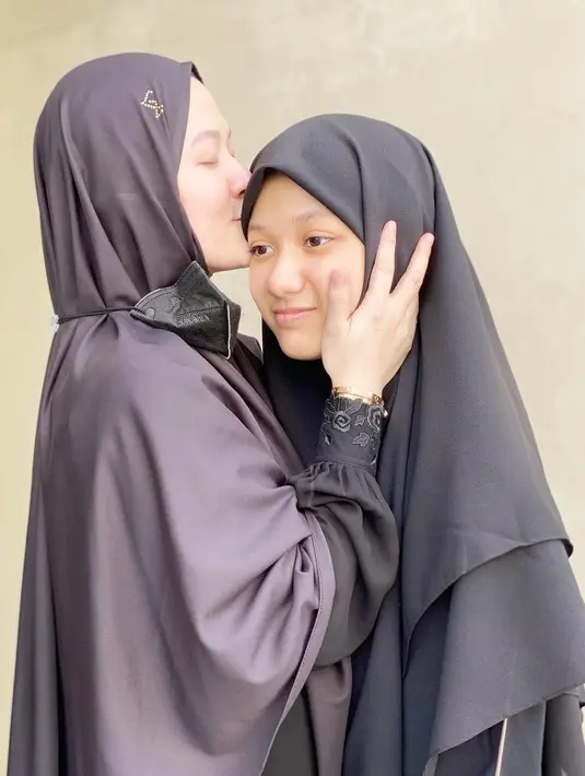 Lyra Virna dan anaknya. (Foto: Instagram @lyravirna)