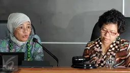 Wakil Ketua Eksternal Komnas HAM, Roichatul Aswidah (kiri) memberikan keterangan pers di Kantor Komnas HAM, Jakarta, Senin (15/2/2016). Komnas HAM menolak hukuman kebiri bagi pelaku kejahatan seksual. (Liputan6.com/Helmi Afandi)