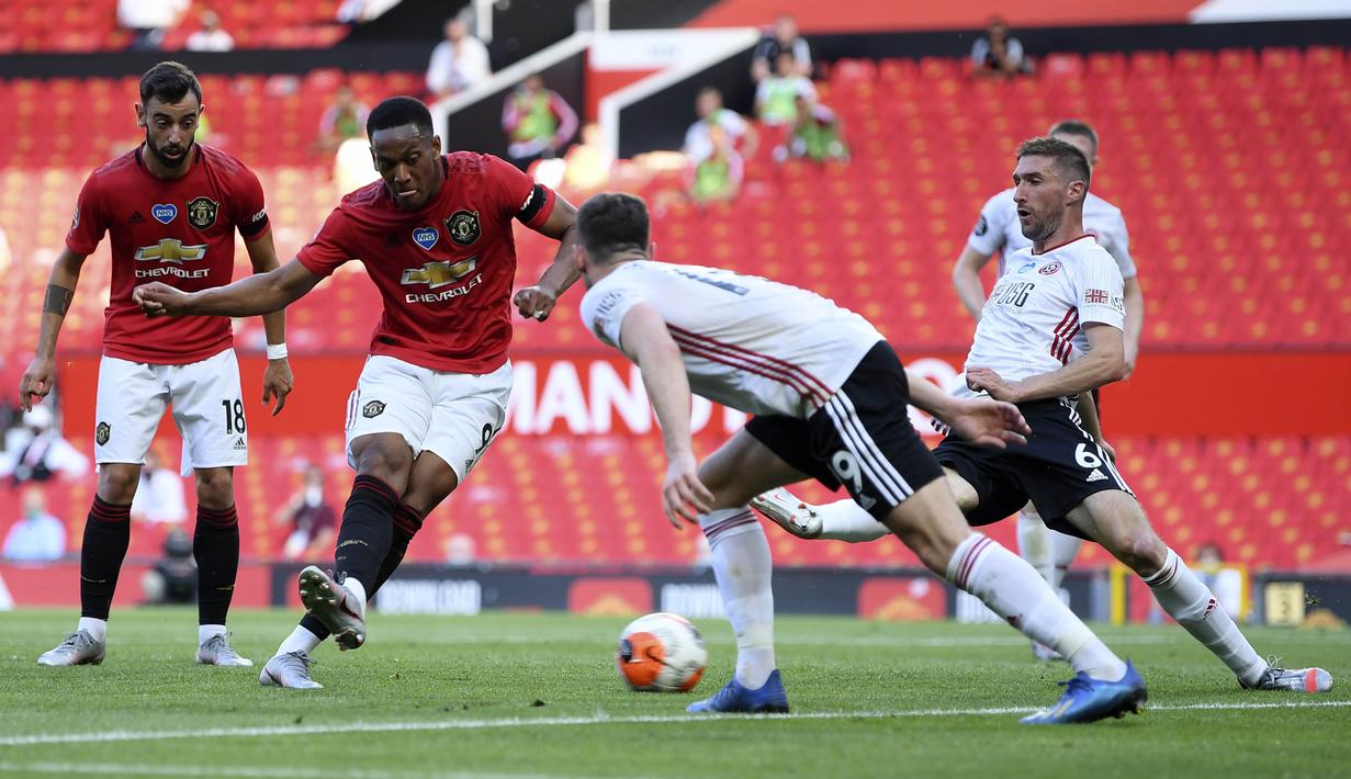 Penyerang Manchester United, Anthony Martial, mencetak gol ke gawang Sheffield United pada laga Premier League di Stadion Old Trafford, Rabu (24/6/2020). Manchester United menang dengan skor 3-0. (AP/Michael Regan)