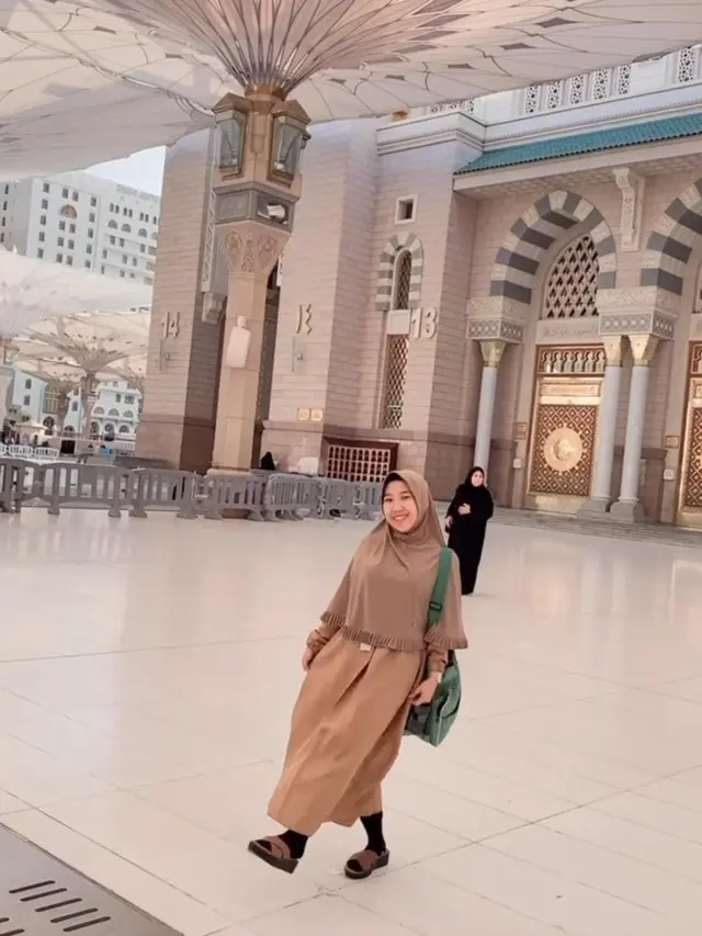 Kiky Saputri tampil berhijab