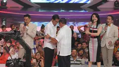 Jokowi dan Aburizal Bakrie tampak berpelukan akrab saat tampil di acara D'Terong Show yang mengambil tema D'mokrasi (Liputan6.com/Herman Zakharia) 