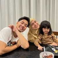 Potret Nycta Gina dan keluarga (Instagram/missnyctagina).