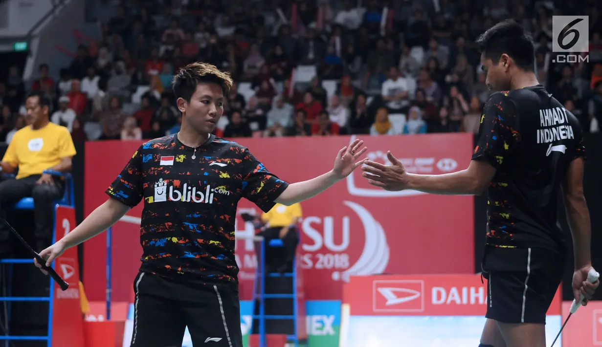 Ganda campuran Indonesia, Tontowi Ahmad/Liliyana Natsir saat melawan Lee Yang/Hsu Ya Ching (Taiwan) pada babak kedua Indonesia Masters 2018 di Istora Senayan, Jakarta, Kamis (25/1). Tontowi/Liliyana unggul 21-12, 21-10. (Liputan6.com/Helmi Fithriansyah)