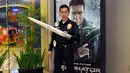 Salah satu peserta Cinemaholic bergaya ala terminator jelang menyaksikan film Terminator Genisys di Gandaria City XXI, Jakarta, Rabu (24/6/2015). Terminator Genisys' menceritakan tentang kehidupan di tahun 2029.(Liputan6.com/Panji Diksana)