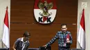 Wakil Ketua KPK Saut Situmorang dan Kabiro Humas Yeyek Andriati jelang konferensi pers di Gedung KPK, Jakarta, Minggu (30/12) dini hari. Konpers terkait dugaan suap kepada Pejabat Kementerian PUPR yang melibatkan 21 orang. (Liputan6.com/Johan Tallo)