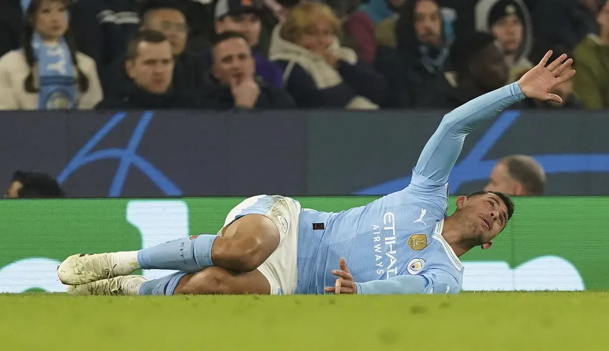 Pemain Manchester City, Matheus Nunes meminta pertolongan saat jari tengah tangan kirinya mengalami disklokasi ketika laga leg kedua 16 besar Liga Champions 2023/2024 melawan FC Copenhagen di Etihad Stadium, Manchester, Inggris, Kamis (07/03/2024) WIB. (AP Photo/PA/Martin Rickett)