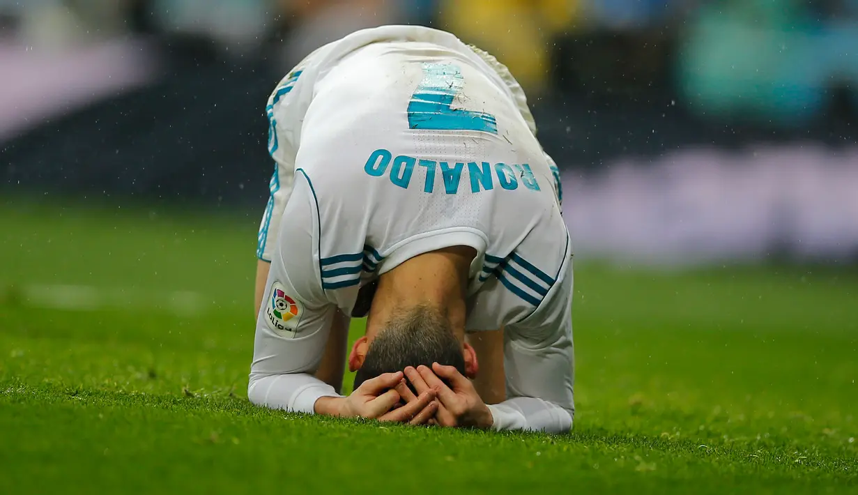 Ekspresi penyerang Real Madrid Cristiano Ronaldo saat melawan Villarreal dalam pertandingan Liga Spanyol di stadion Santiago Bernabeu di Madrid, Spanyol (13/1). Real Madrid kalah 1-0 atas Villarreal. (AP Photo/Paul White)