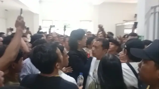 Suasana sidang perdana kasus penganiayaan Bripda Natanael di asrama Polda Kepri. (Liputan6.com/Ajang Nurdin)