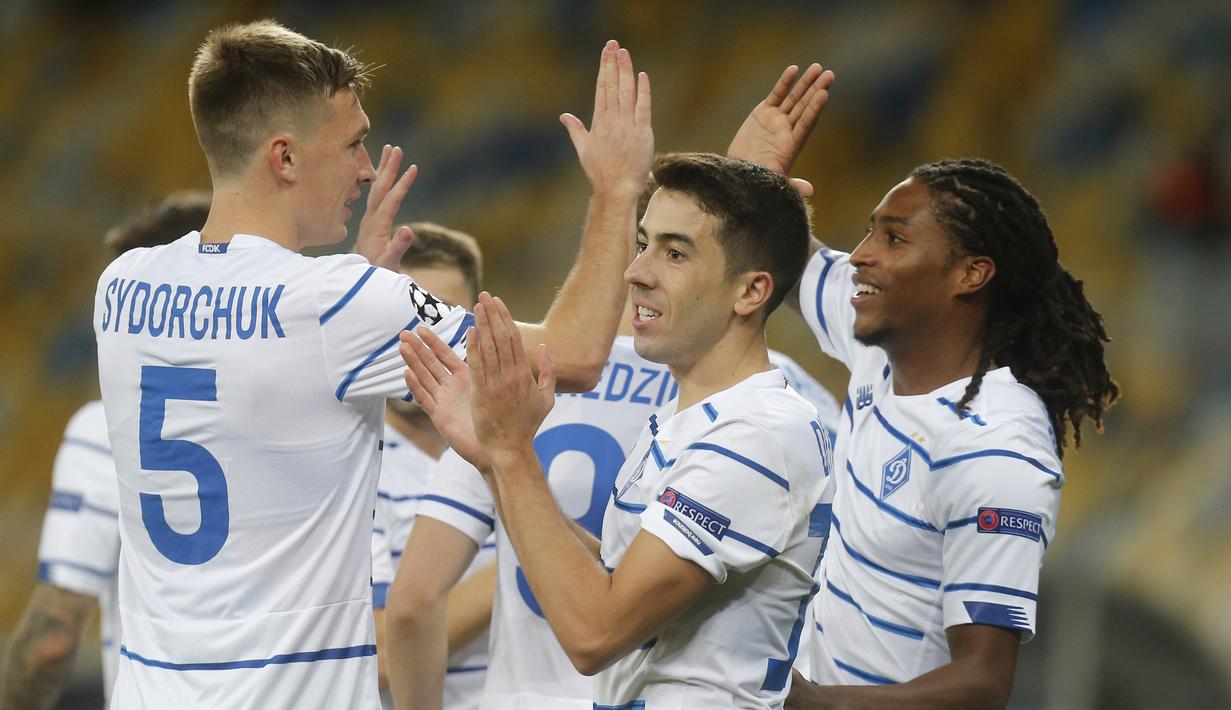 Pemain Dynamo Kyiv merayakan gol yang dicetak Gerson Rodrigues ke gawang Gent pada laga kedua play-off Liga Champions di Stadion Olimpiade Kiev, Rabu (30/9/2020) dini hari WIB. Dynamo Kyiv menang 3-0 atas Gent. (AP Photo/Efrem Lukatsky)
