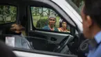 Seorang warga berkerumun melihat penemuan mayat dalam mobil di kawasan Taman Wiladatika, Jakarta Timur, Minggu (3/5/2015). Mayat pria yang diketahui bernama Sunoto (41) tersebut ditemukan oleh seorang penyapu jalanan. (Liputan6.com/Faizal Fanani)