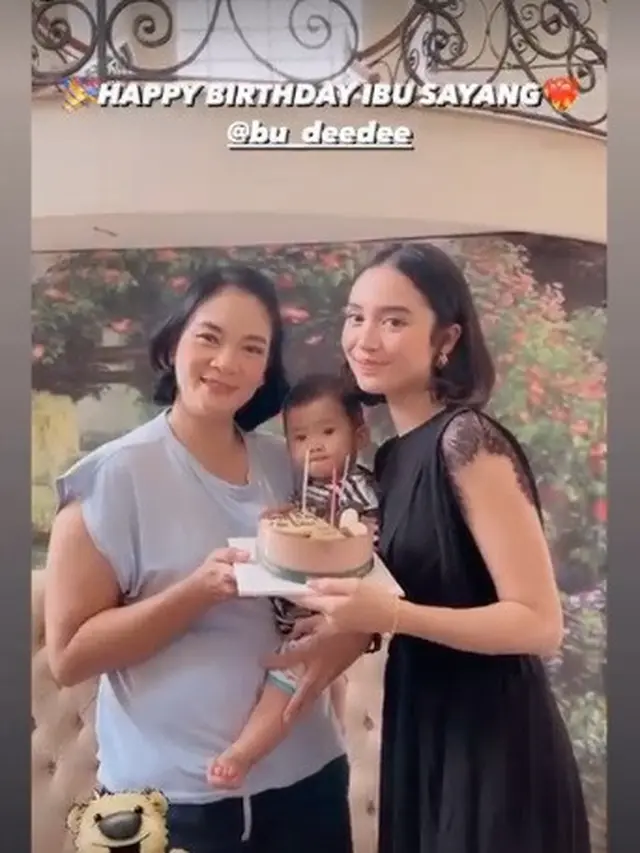 Dian Nitami merayakan ulang tahun ke-51 di lokasi syuting sinetron Buku Harian Seorang Istri (Foto: Instagram @bu_deedee)