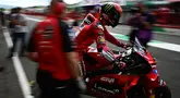 Pembalap Ducati Lenovo, Francesco Bagnaia meninggalkan lintasan saat sesi Practice menjelang balapan MotoGP Italia di Mugello, 31 Mei 2024. (Marco BERTORELLO/AFP)