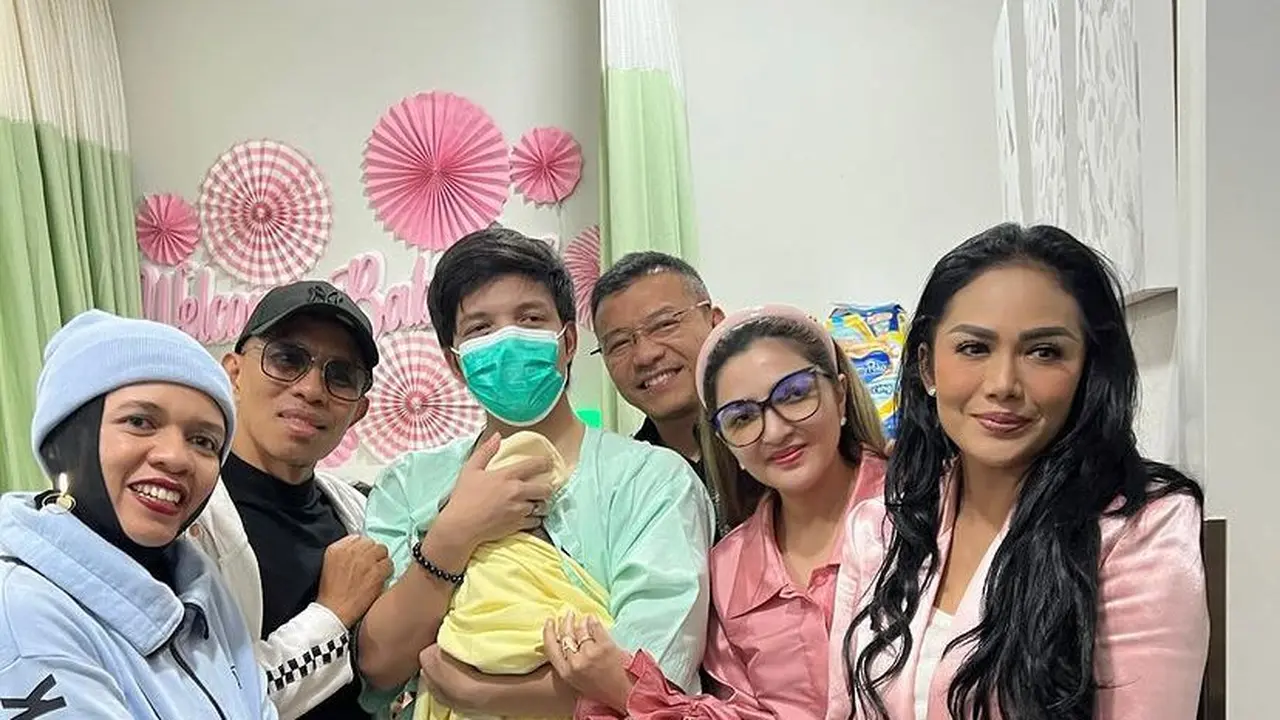 Potret  Atta Halilintar menggendong buah hati ditemani keluarga besar (Sumber: Instagram/@genifaruk, Instagram/@halilintarasmid, Instagram/@ananghijau, Instagram/@krisdayantilemos, Instagram/@ashanty_ash)