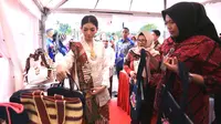Kepala Seksi Kegiatan Kerja, Lapas Perempuan Kelas IIA Tangerang, Indri Yudhit berbincang dengan Istri Wakil Presiden Gibran Rakabuming Raka, Selvi Ananda mengenai produk kerajinan tangan yang dihasilkan para warga binaan. Foto: Humas LPP Kelas IIA Tangerang