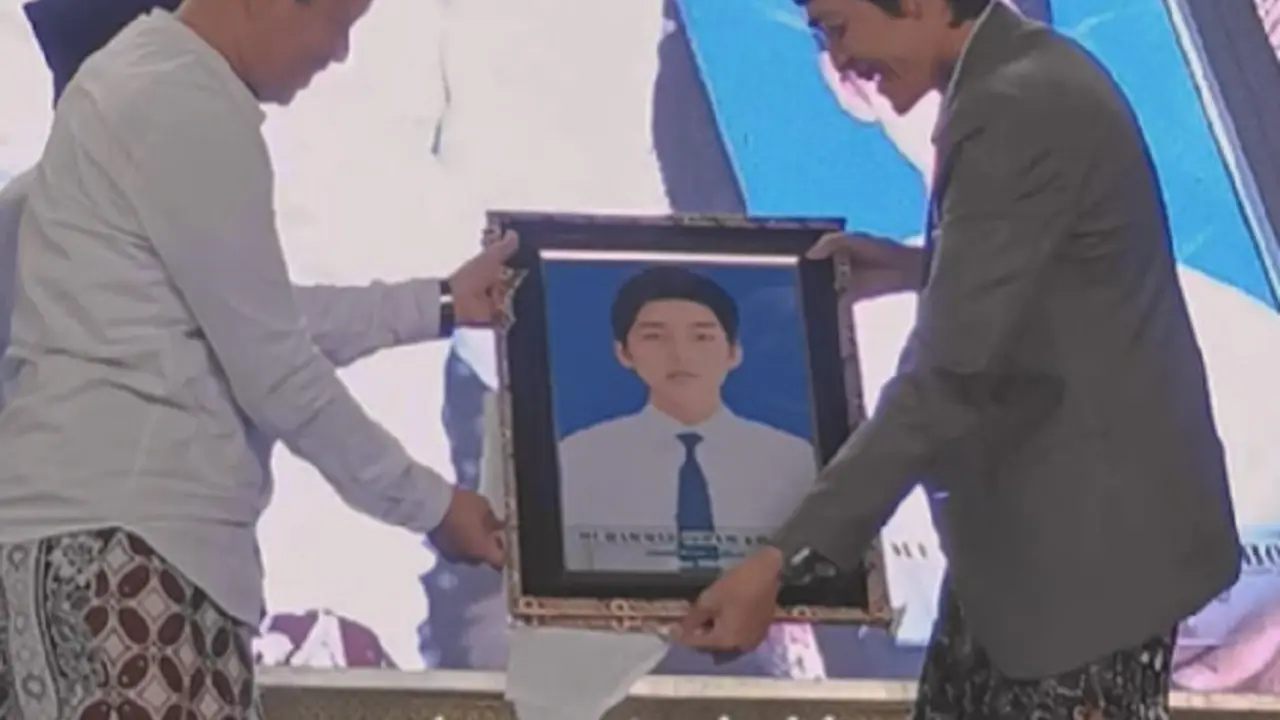 Gus Iqdam menerima hadiah foto sewaktu menimba ilmu di MTs Negeri 1 Blitar (SS: YT ABRI Media)