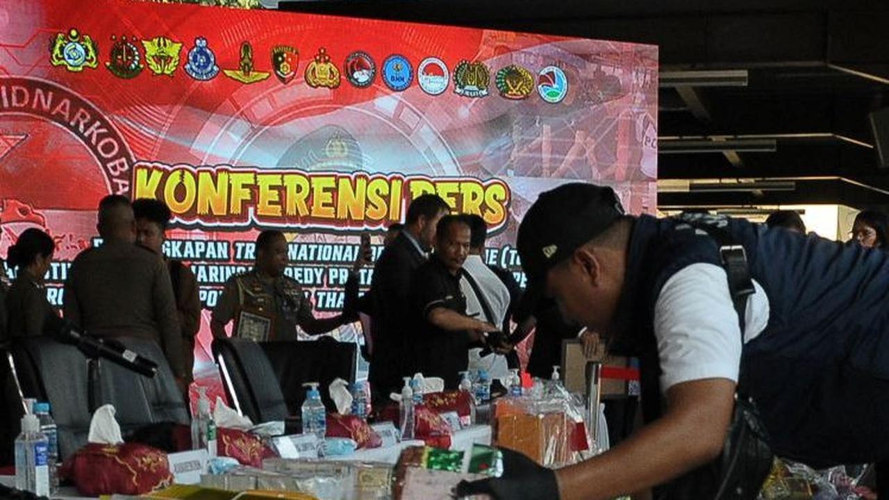 Keberhasilan pengungkapan tersebut berkat bekerja sama dengan Royal Malaysia Police, Royal Malaysian Customs Departement, Royal Thai Police, Us-Dea, dan instansi terkait lainnya.