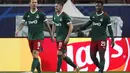 Pemain Lokomotiv Moscow, Anton Miranchuk (tengah) berselebrasi usai mencetak gol ke gawang Bayern Munchen pada pertandingan grup A Liga Champions di Moskow, Rusia, Selasa (27/10/2020). Munchen menang tipis 2-1 atas Lokomotiv Moscow. (Maxim Shipenkov/Pool via AP)