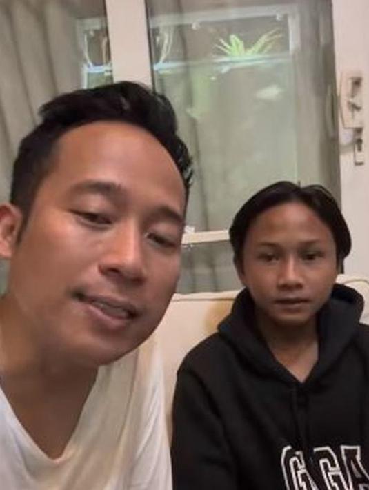 Kini setiap kali Fajar tampil di televisi, biasanya Denny Cagur turut mendampingi. Denny dinilai sebagai sosok yang sangat mengenal Fajar. Tak heran banyak warganet ramai menyebut Denny cocok sebagai seorang kakak dari Fajar Sad Boy. (Liputan6,com/IG/dennycagur)