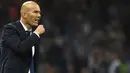 Pelatih Real Madrid, Zinedine Zidane, memberikan arahan kepada anak asuhnya saat bertanding melawan Juventus pada laga final Liga Champions di Stadion Millennium, Cardiff, Sabtu (3/06/2017). Real Madrid menang 4-1. (EPA/Andy Rain)