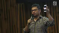 CEO KapanLagi Youniverse (KLY), Steve Christian memberi penjelasan saat perkenalan One App dan KLY TV di SCTV TOWER, Jakarta, Senin (12/11). Perkenalan ke karayawan KLY tersebut ditandakan dengan pemotongan tumpeng. (Liputan6.com/Herman Zakharia)