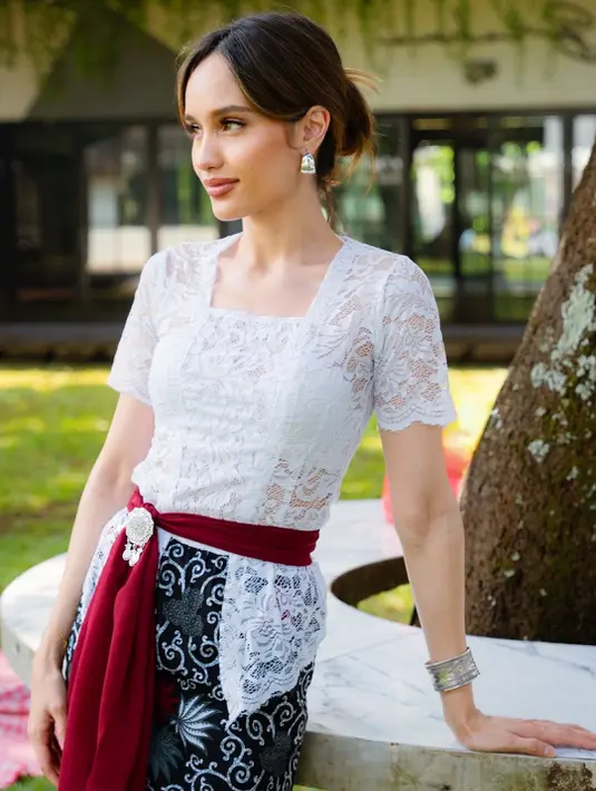 Cinta Laura tunjukkan pesonanya dengan tampil sebagai gadis Bali di foto terbaru yang diunggahnya [@claurakiehl]
